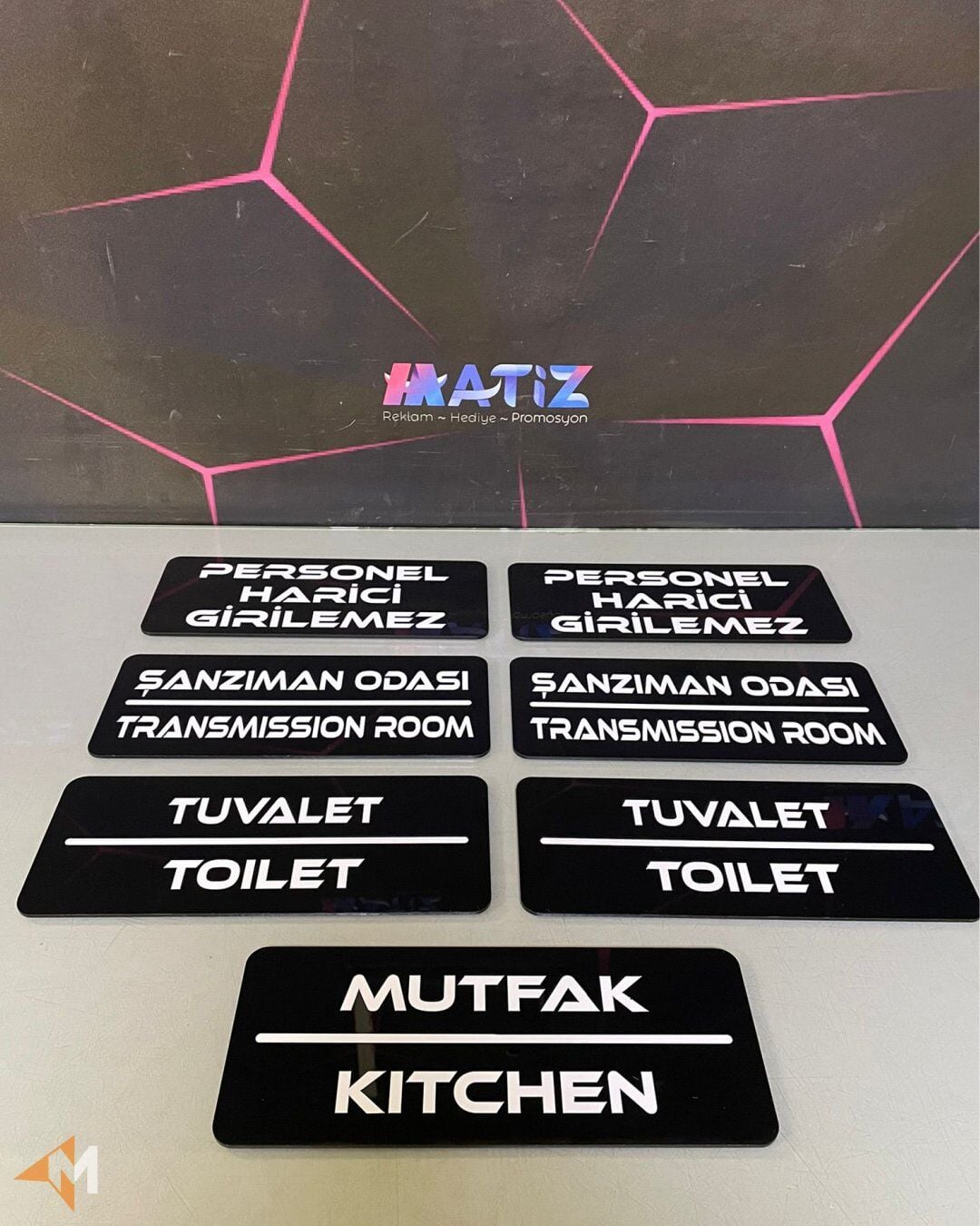 Siyah Pleksi Ofis Tabelası