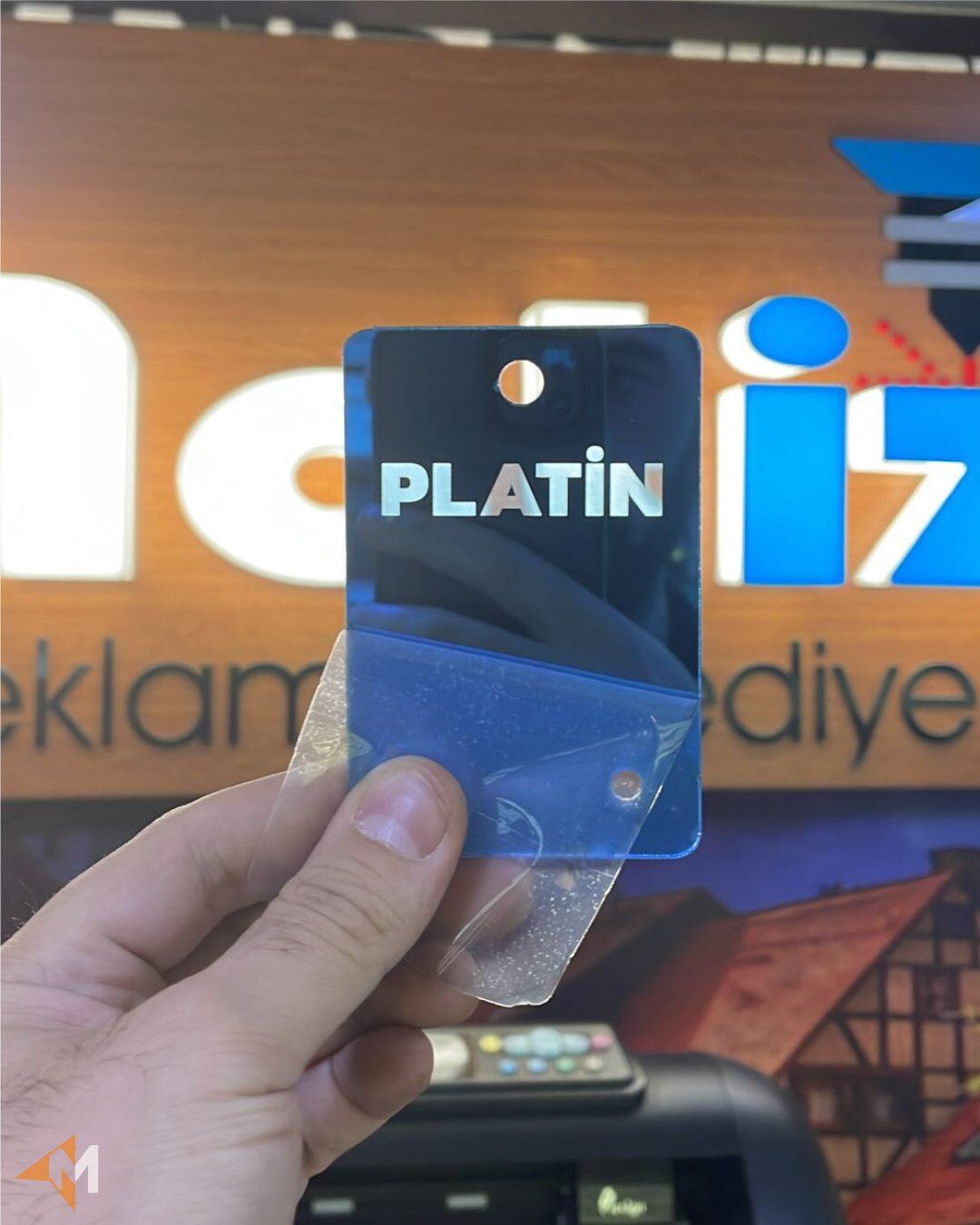 Markanıza Özel Pleksi Peruk Askı Aparatı