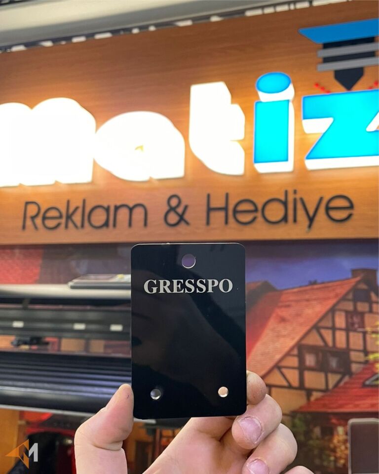 Markanıza Özel Pleksi Peruk Askı Aparatı