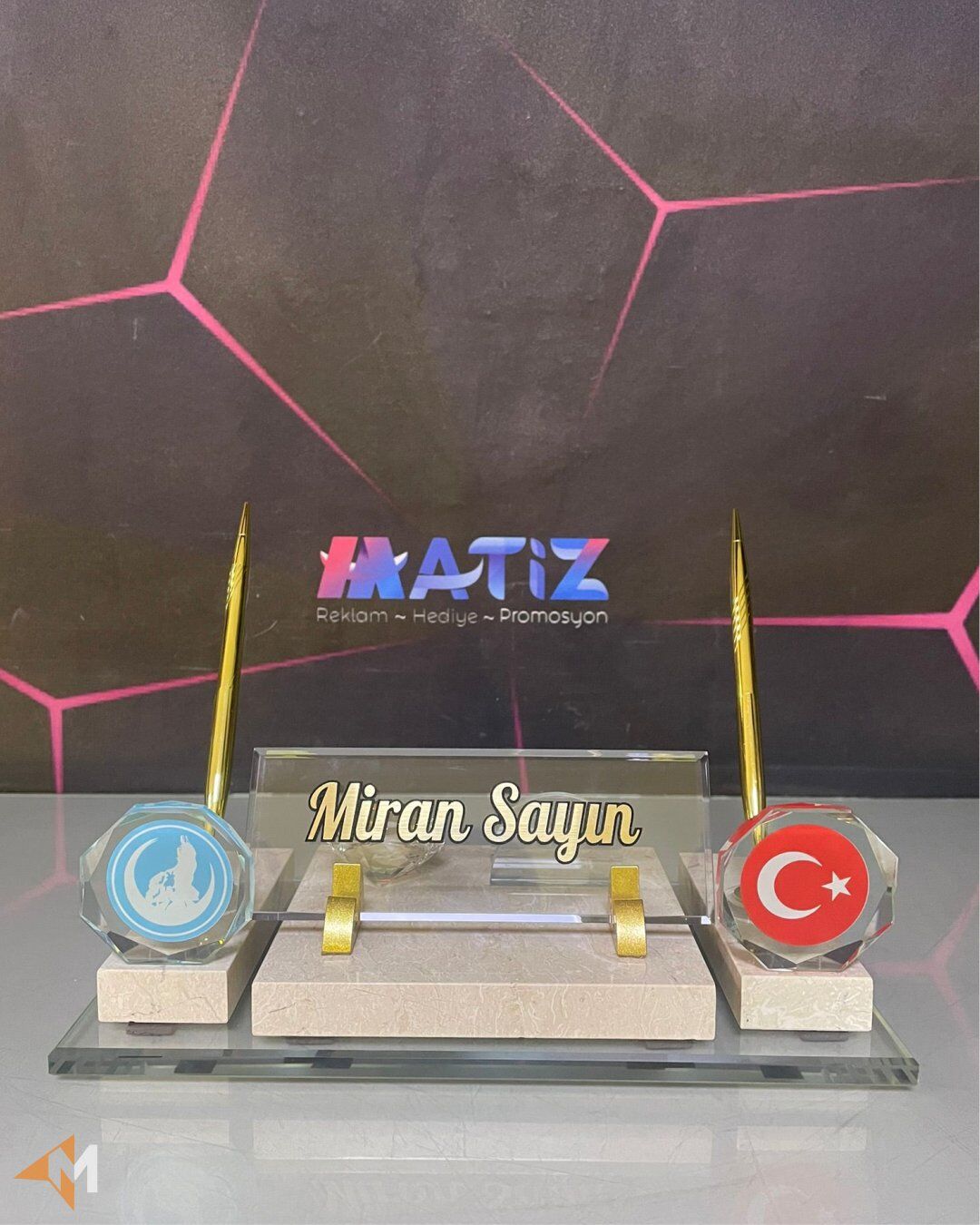 İki Logolu Mermer Masa İsimliği