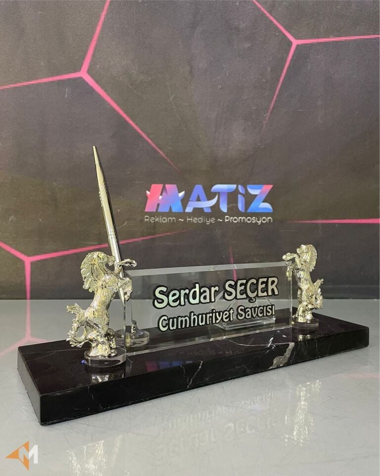 Gümüş Atlı Siyah Mermer Masa İsimliği