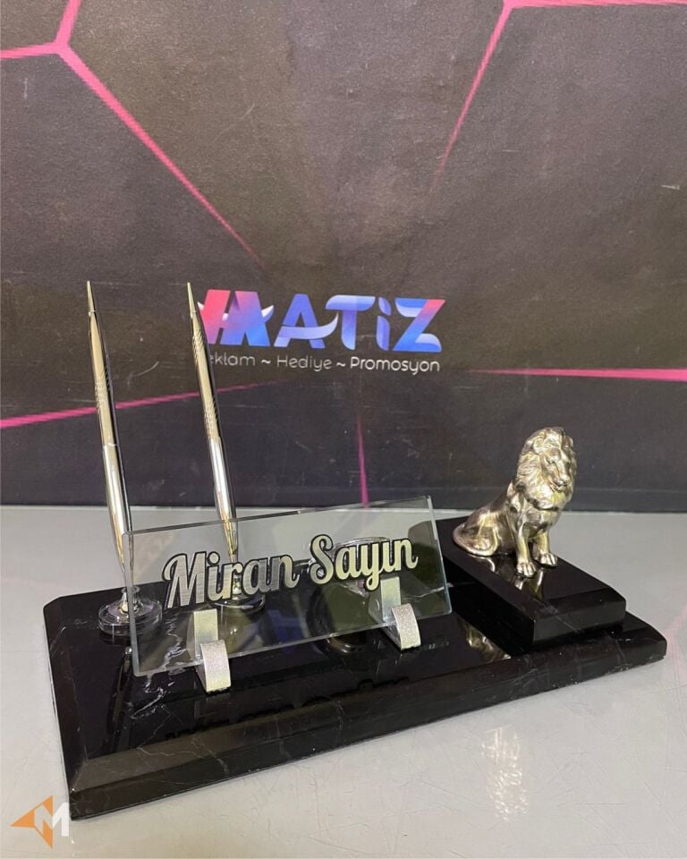 Aslan Figürlü Mermer Masa İsimliği