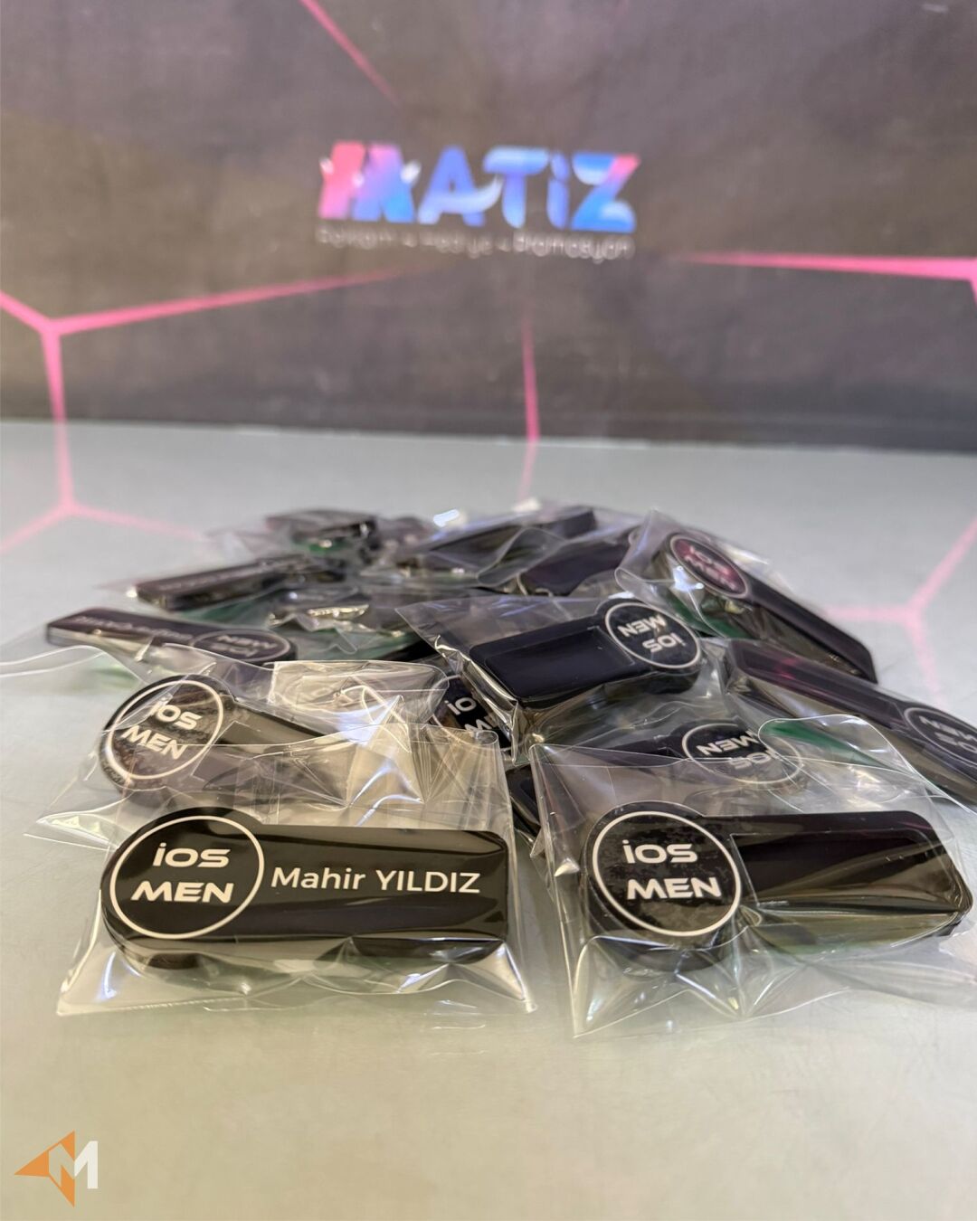 Pleksi Lüx Yaka İsimliği