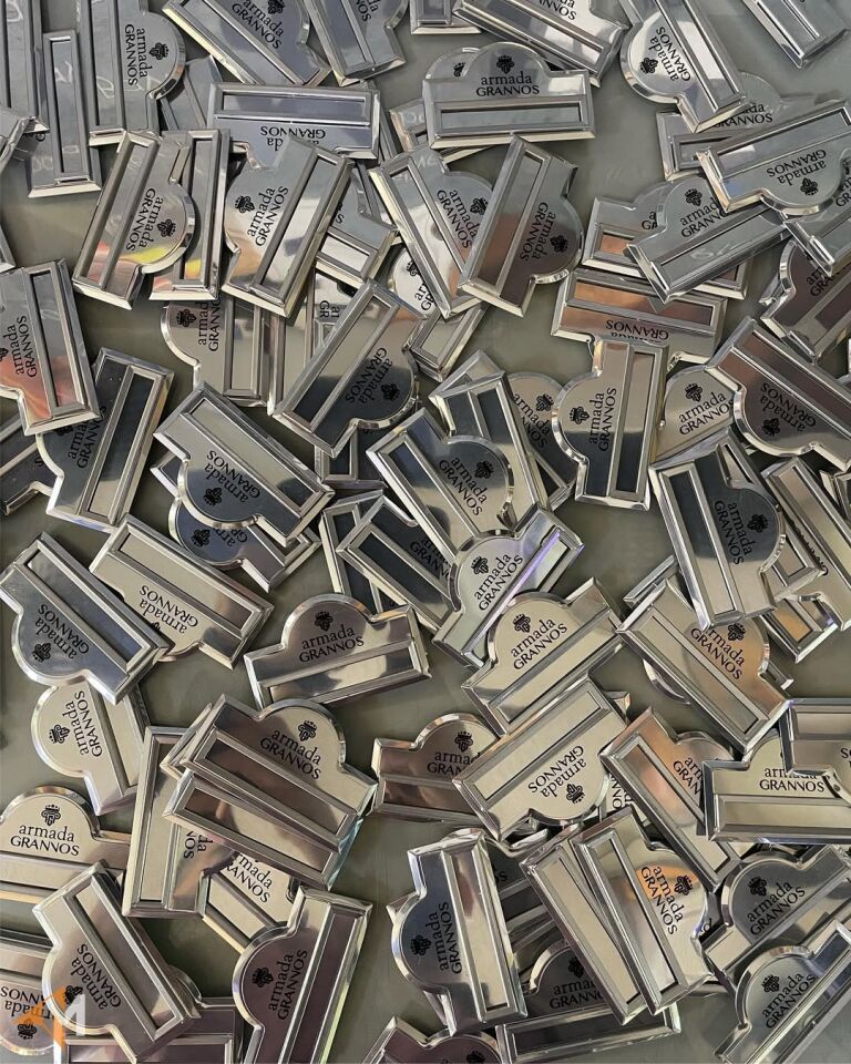 Gümüş Renk Yaka İsimliği