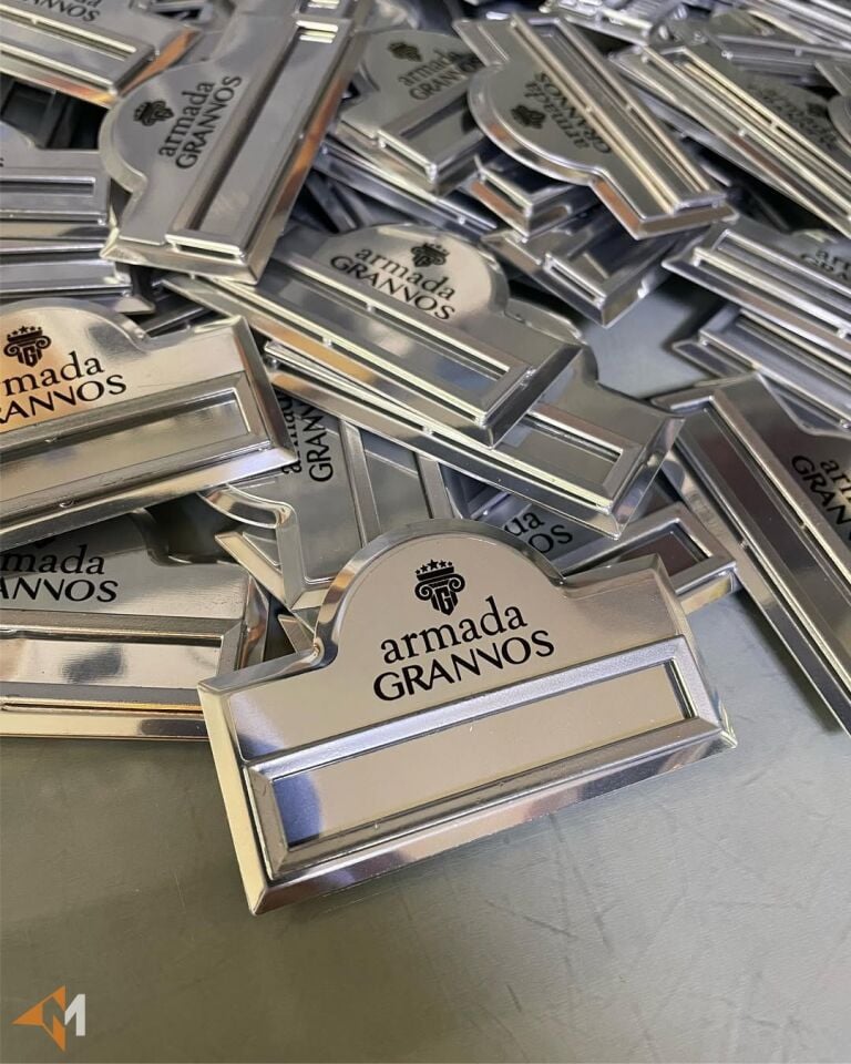 Gümüş Renk Yaka İsimliği