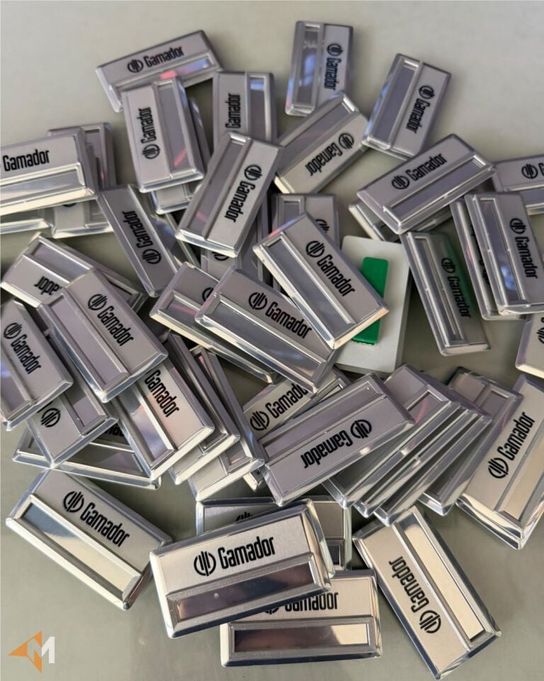 Gümüş Metal Yaka İsimliği