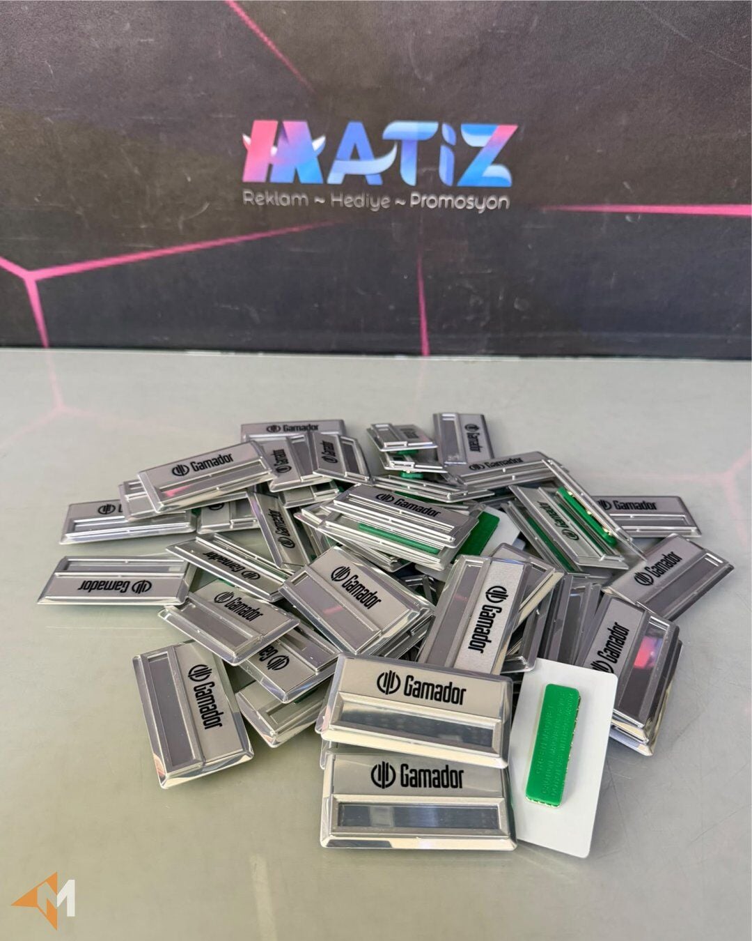Gümüş Metal Yaka İsimliği