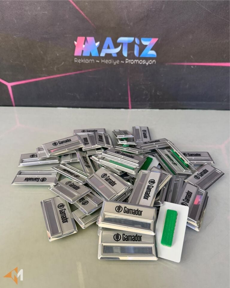 Gümüş Metal Yaka İsimliği