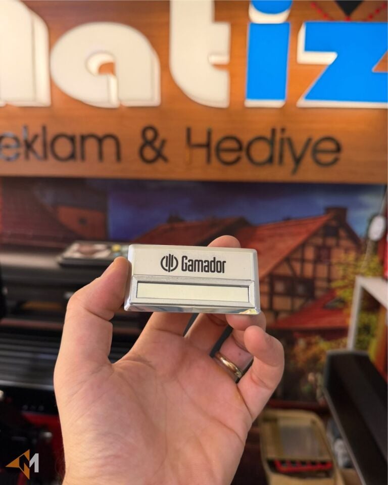 Gümüş Metal Yaka İsimliği